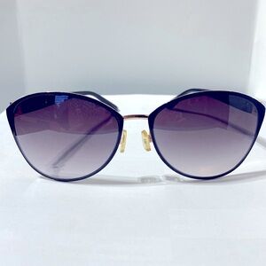 Jessica Simpson Women’s Sunglasses gold&black frame Dark gray glass.